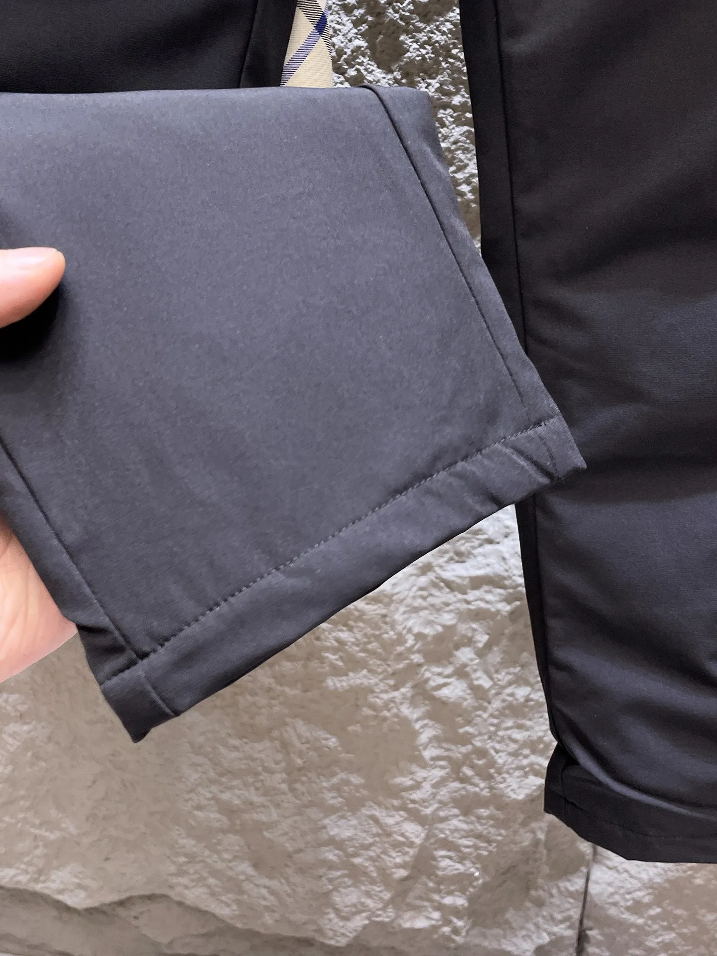P490 Big Goose🇨🇦🌹25 new autumn and winter thickened warm down pants are here🔥Winter essential outdoor windproof, lockable and warm. Made of professional-grade outdoor windproof, waterproof and breathable fabric. Lining 90% white duck down filling. Lightweight design. Lightweight and warm. Seamless gluing process on the inside. Made of light and gall-free anti-drilling fabric to effectively prevent velvet running. Original hardware accessories. Classic logo matching. Simple and versatile, the upper body is stylish and not bloated. The style is the same for men and women! Size: M-3XL.
